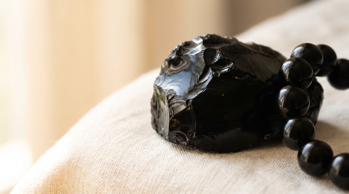 Cilalı siyah obsidyen küre ve ham volkanik cam obsidyen parçaları