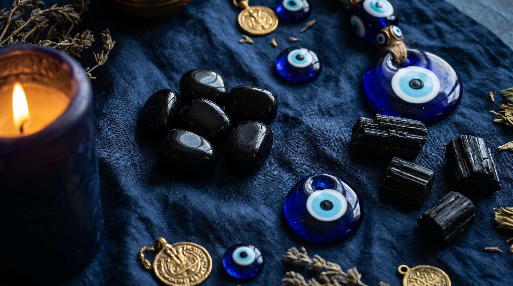 Koruyucu taşlar: obsidyen, siyah turmalin ve nazar boncukları