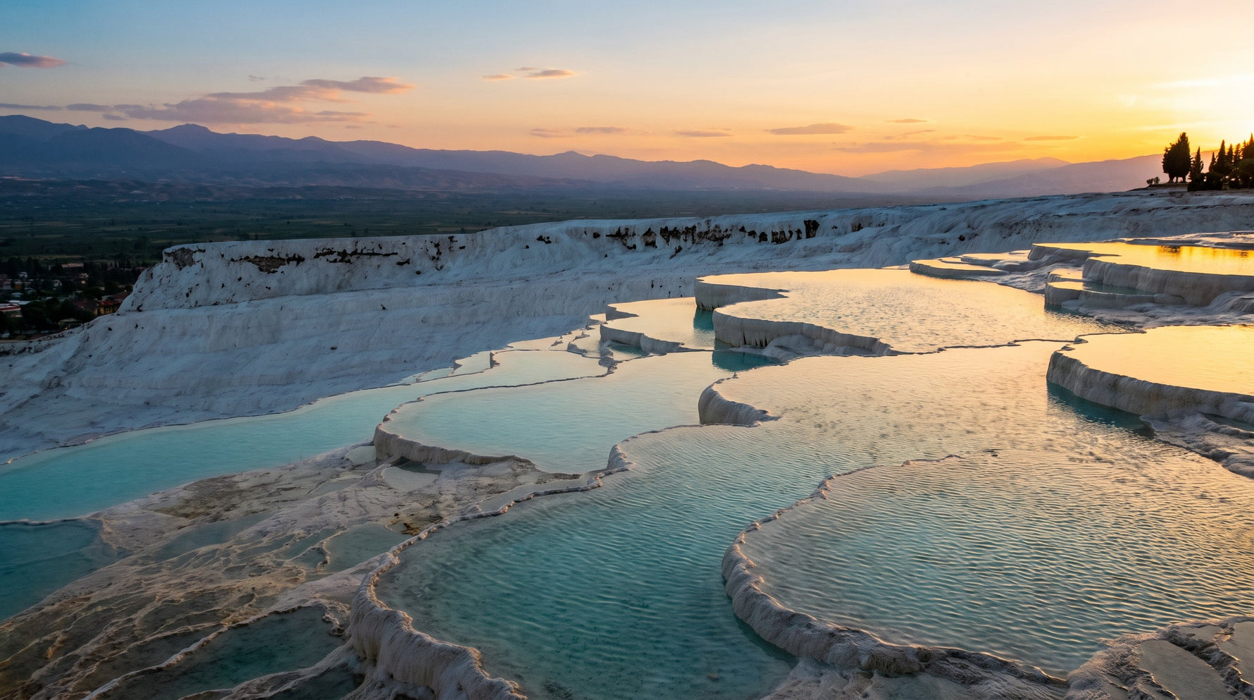 Altın saatte Pamukkale travertenleri