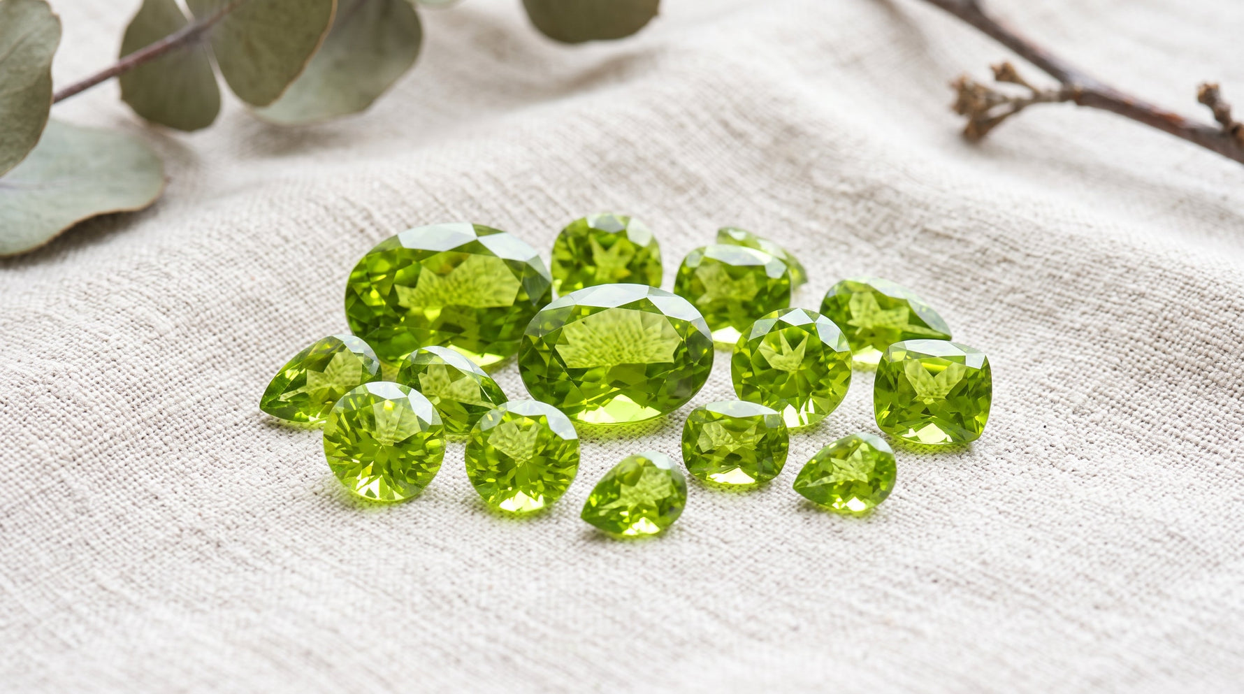 Açık ketende fasetli zeytin yeşili peridot taşları