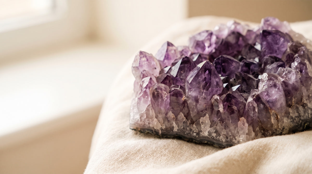 Mor ametist jeod kristalleri, doğal kuvars kümesi yakın plan