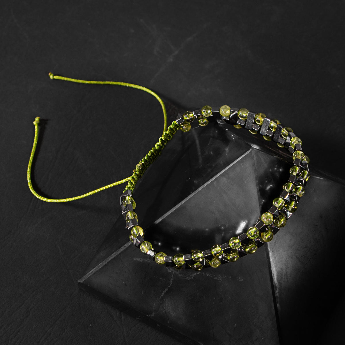 Zebercet-Hematit Doğal Taş Erkek Makrome Bileklik