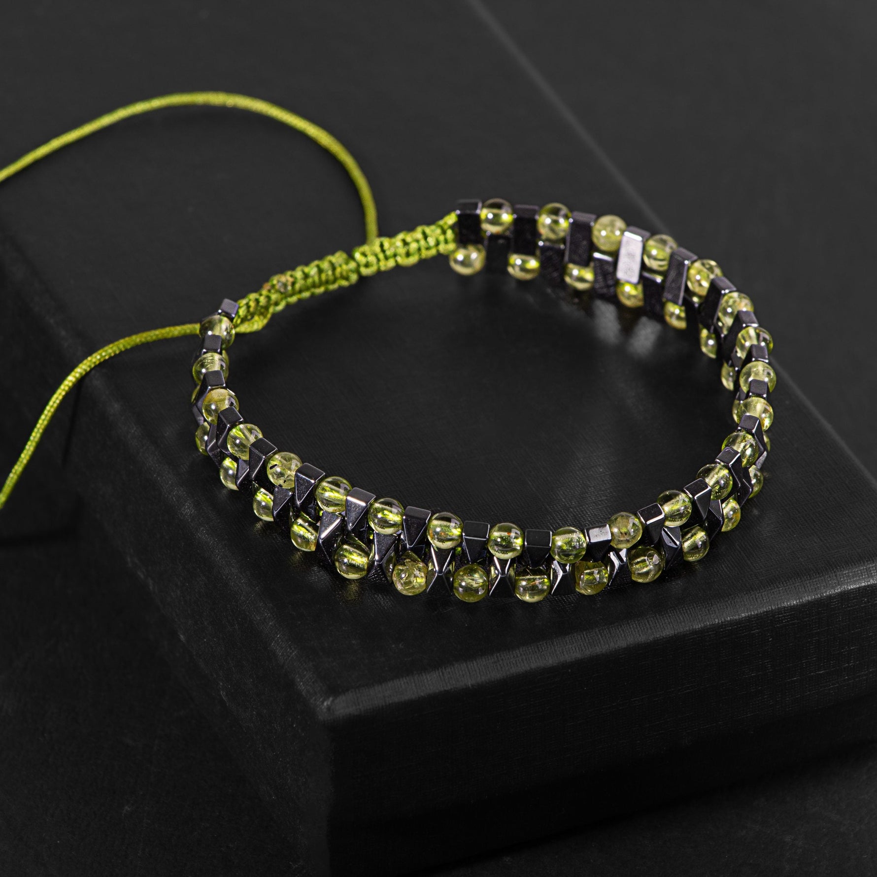 Zebercet-Hematit Doğal Taş Erkek Makrome Bileklik